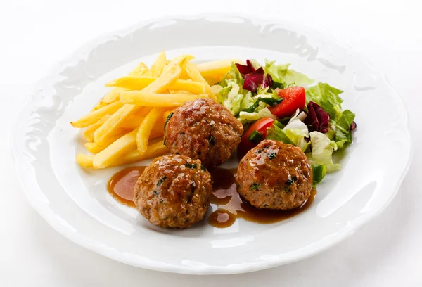 Roasted meatballs, chips and vegetables — Stock Photo, Image