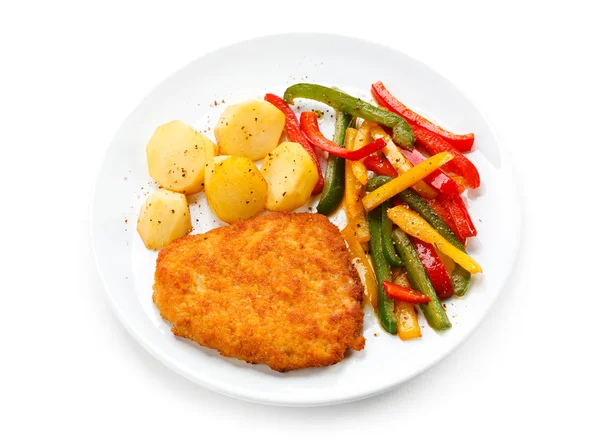 Kotlet schabowy, pieczone ziemniaki i warzywa — Zdjęcie stockowe
