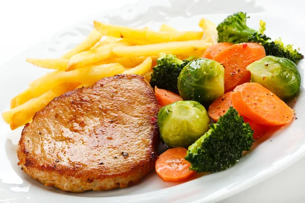 Pork chop, Franse frietjes en groenten — Stockfoto