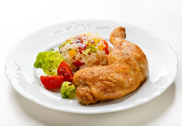 Жареная куриная ножка с рисом и овощами — стоковое фото