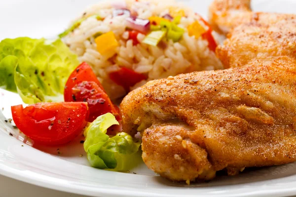 Жареная куриная ножка с рисом и овощами — стоковое фото