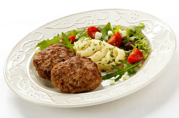 Fried steaks with mashed potatoes and vegetable salad — Stock Photo, Image