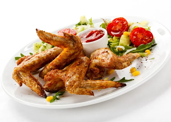 Gegrillte Chicken Wings mit Sauce und Gemüsesalat — Stockfoto