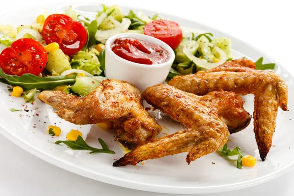 Asas de frango grelhadas com molho e salada de legumes — Fotografia de Stock