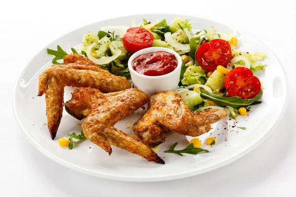 Asas de frango grelhadas com molho e salada de legumes — Fotografia de Stock