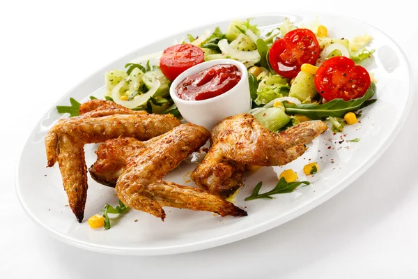 Grillezett csirkeszárnyak mártással és növényi saláta — Stock Fotó