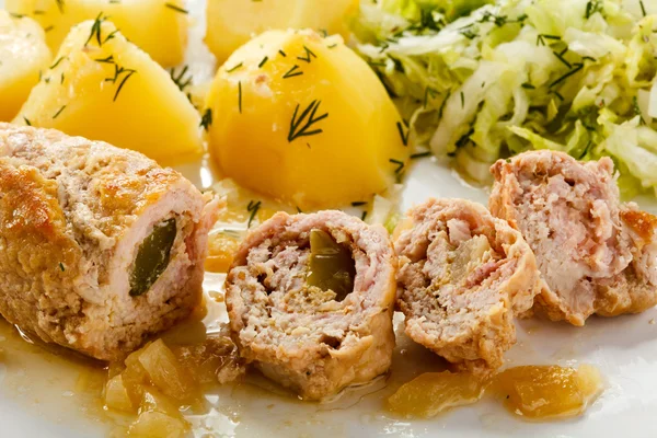 Costoletta di maiale ripiena arrosto e verdure — Foto Stock