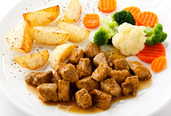 Goulash with baked potatoes and vegetables — Stock Photo, Image