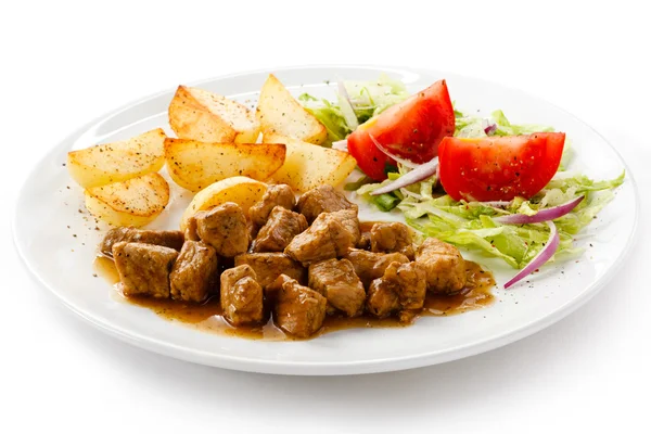 Goulash with baked potatoes and vegetables — Stock Photo, Image