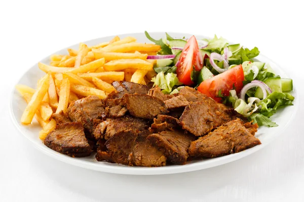 Carne grelhada com batatas fritas e salada de legumes — Fotografia de Stock