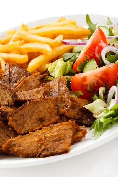 Carne a la parrilla con patatas fritas y ensalada de verduras —  Fotos de Stock