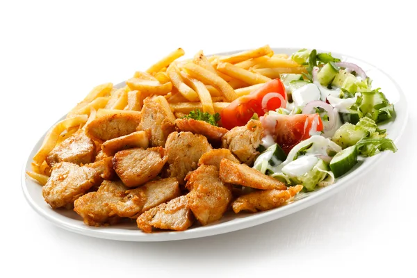 Gegrild vlees met Franse frietjes en groenten — Stockfoto