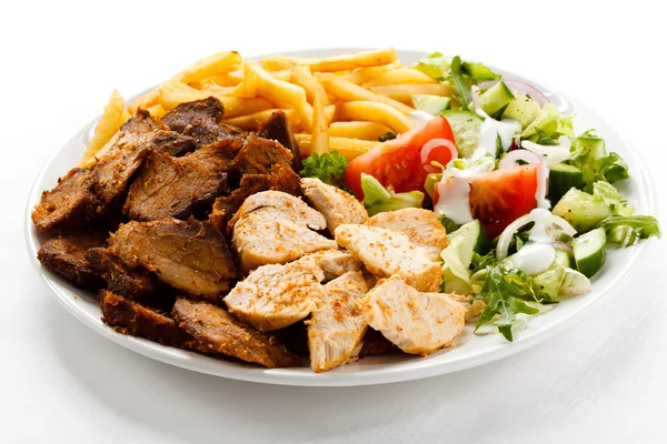 Carne a la parrilla con patatas fritas y ensalada de verduras — Foto de Stock