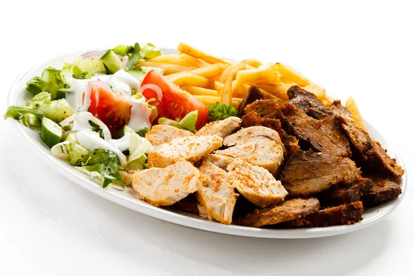 Carne a la parrilla con patatas fritas y ensalada de verduras —  Fotos de Stock