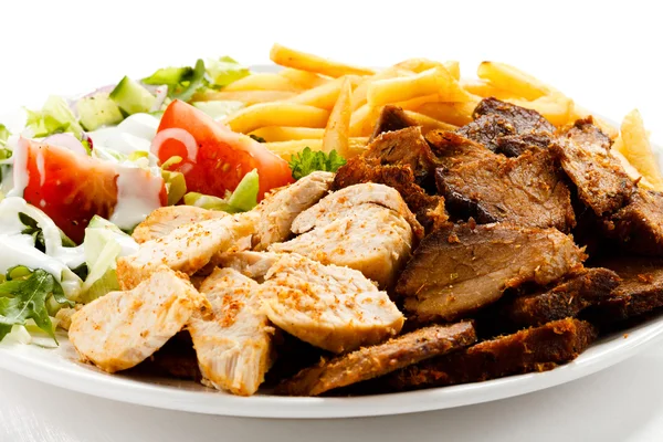 Carne a la parrilla con patatas fritas y ensalada de verduras —  Fotos de Stock