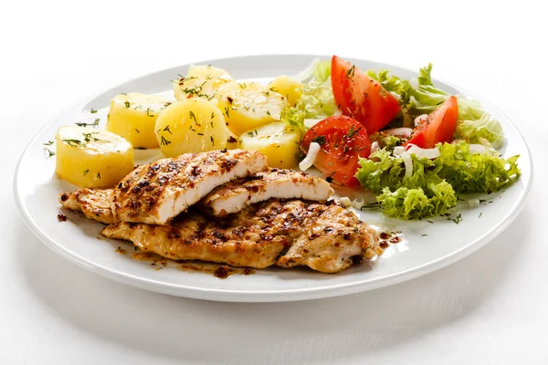 Filetes de frango fritos, batatas cozidas e legumes — Fotografia de Stock