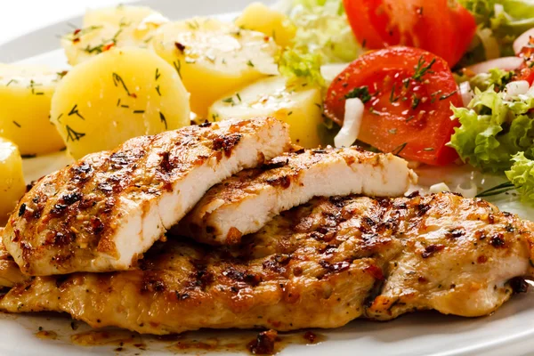 Filetes de frango fritos, batatas cozidas e legumes — Fotografia de Stock