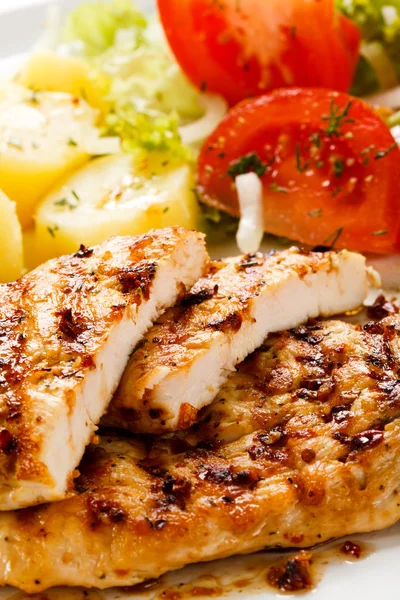 Filetes de frango fritos, batatas cozidas e legumes — Fotografia de Stock