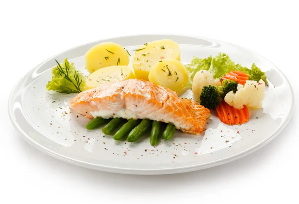 Grilled salmon, boiled potatoes and vegetables — Stock Photo, Image