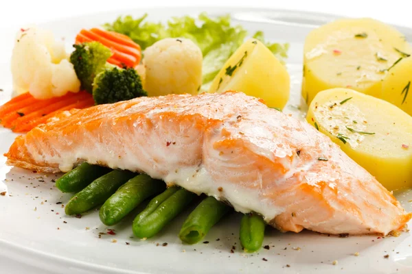 Salmón a la parrilla, patatas hervidas y verduras —  Fotos de Stock