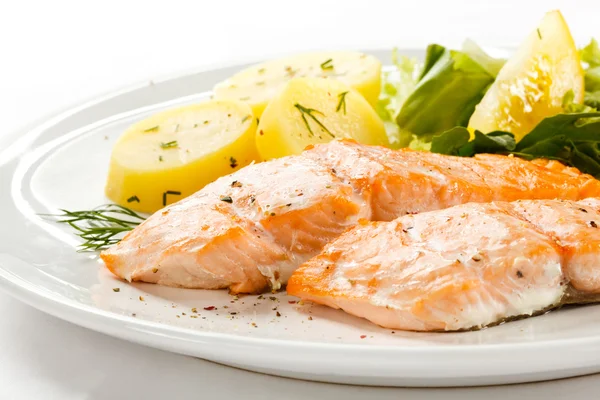 Gegrillter Lachs, gekochte Kartoffeln und Gemüse — Stockfoto