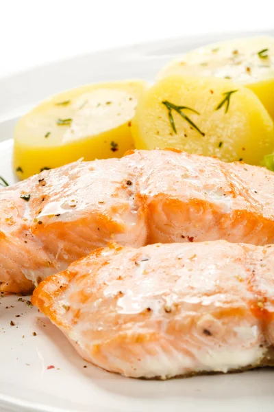 Salmón a la parrilla, patatas hervidas y verduras — Foto de Stock