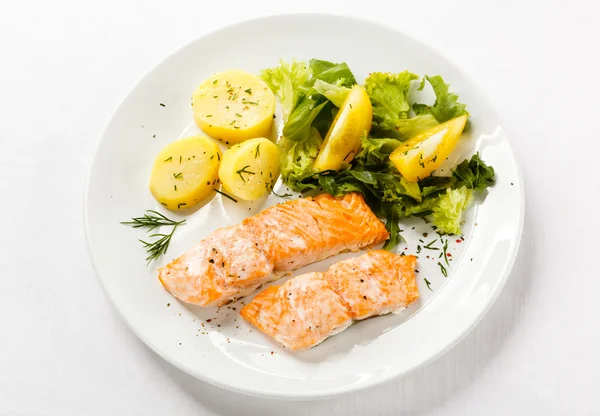 Grilled salmon, boiled potatoes and vegetables — Stock Photo, Image