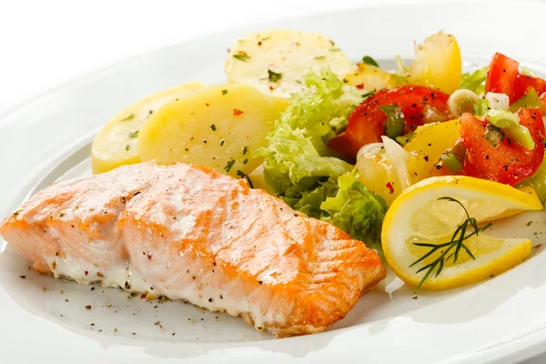 Gegrilde zalm, gekookte aardappelen en groenten — Stockfoto