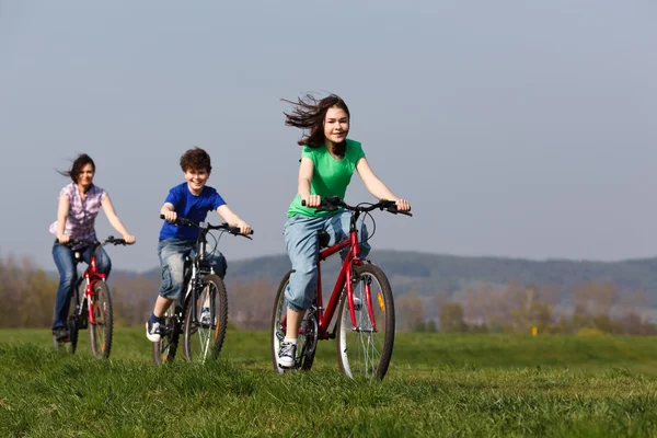 Aktives Familienradfahren — Stockfoto