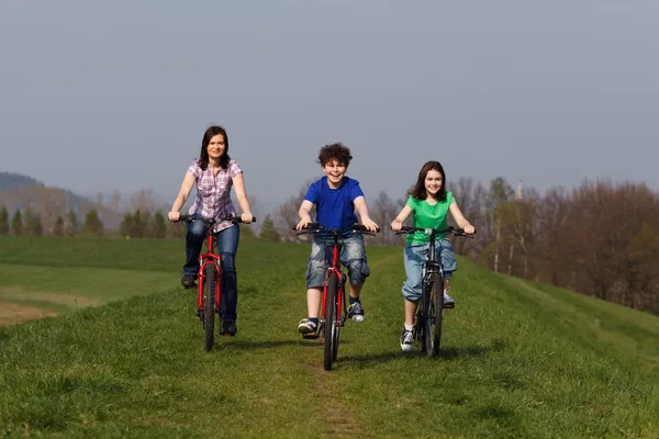 Ενεργό οικογενειακή ποδηλασία — Φωτογραφία Αρχείου
