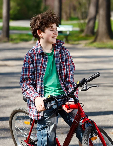 Jongen fietsen — Stockfoto