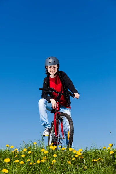 Mädchen radeln — Stockfoto