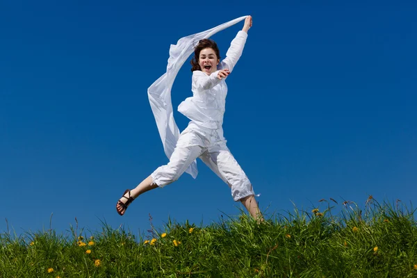 Mädchen läuft im Freien — Stockfoto