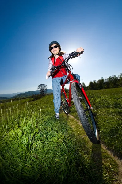 Mädchen radeln — Stockfoto