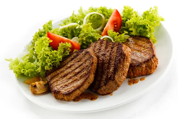 Grilled steaks and vegetables — Stock Photo, Image
