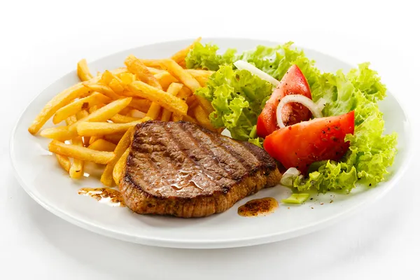 Grilovaný steak, hranolky a zelenina — Stock fotografie