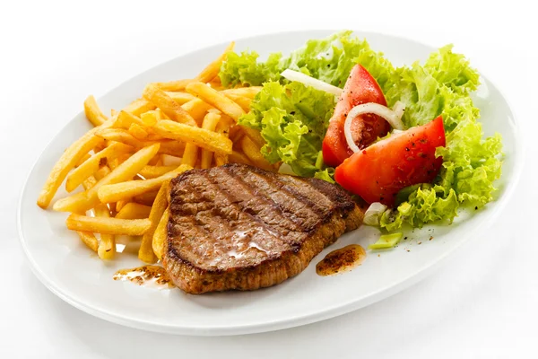 Grilled steak, French fries and vegetables — Stock Photo, Image