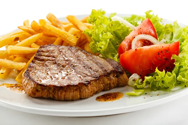 Filete a la parrilla, papas fritas y verduras —  Fotos de Stock