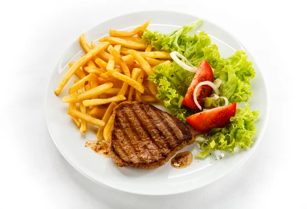 Bife grelhado, batatas fritas e legumes — Fotografia de Stock