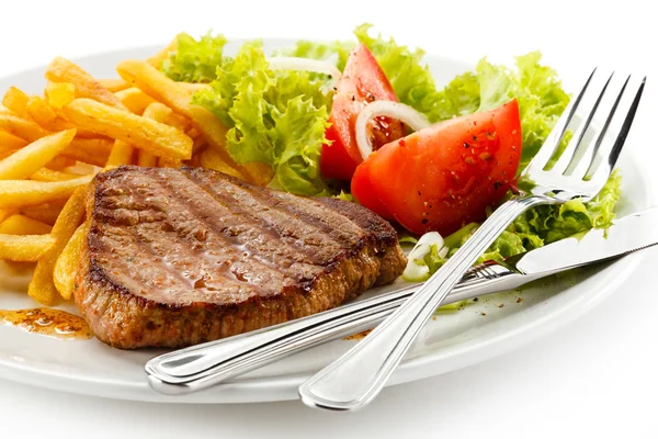 Grillad stek, pommes frites och grönsaker — Stockfoto