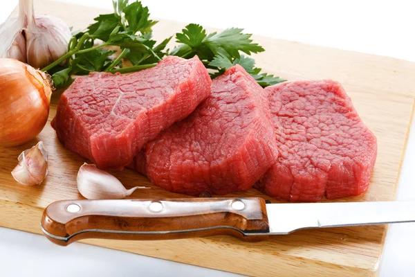 Raw beef on cutting board — Stock Photo, Image