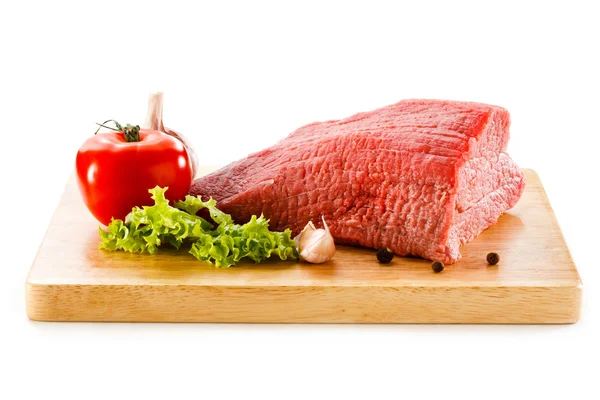 Carne crua sobre tábua de corte — Fotografia de Stock