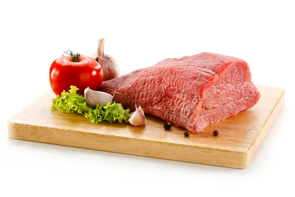 Raw beef on cutting board — Stock Photo, Image