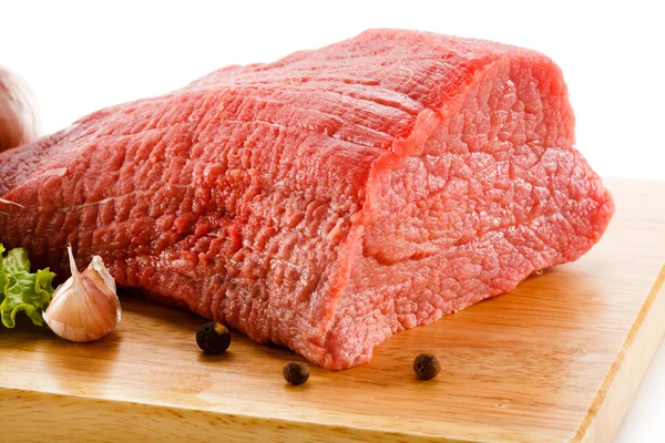 Rohes Rindfleisch auf Schneidebrett — Stockfoto
