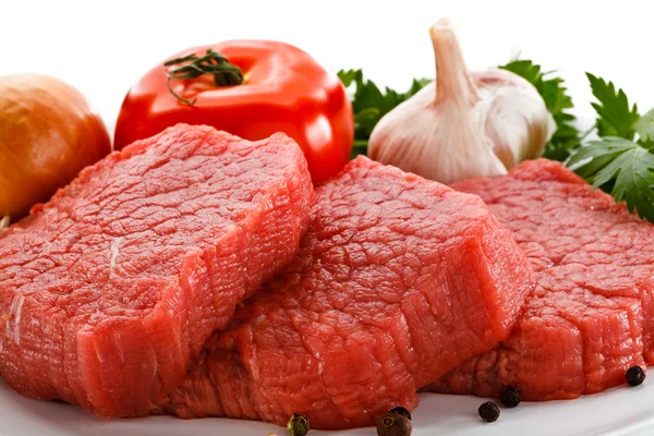 Rohes Rindfleisch auf Schneidebrett — Stockfoto