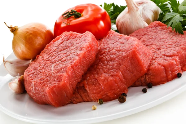 Raw beef on plate — Stock Photo, Image