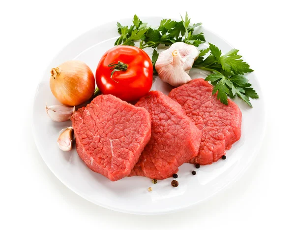 Rohes Rindfleisch auf dem Teller — Stockfoto