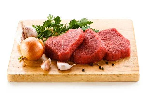 Raw beef on cutting board — Stock Photo, Image