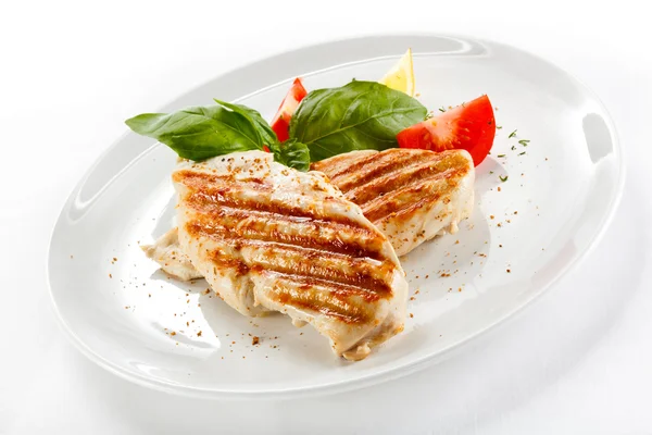 Grilled chicken breasts and vegetables — Stock Photo, Image