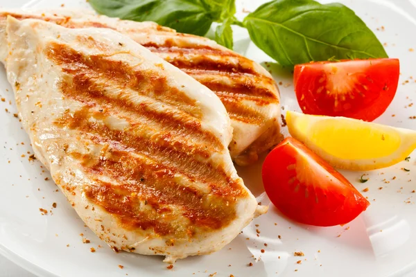 Grilled chicken breasts and vegetables — Stock Photo, Image